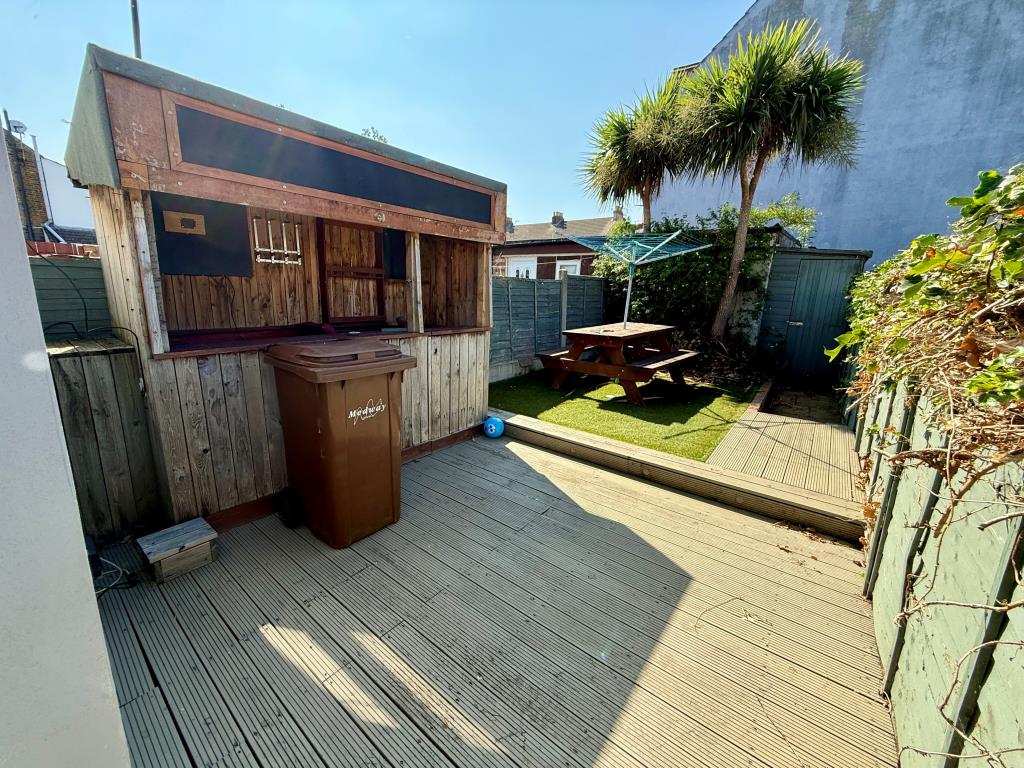 Lot: 23 - VACANT FOUR-BEDROOM HOUSE - Garden to rear
